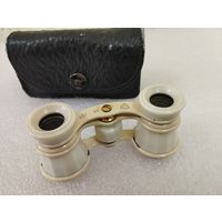 Бинокль театральный в футляре. СССР