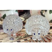 Пара ежей из стекла