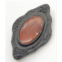 Брошь Камень в коже.