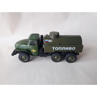 Машинка УРАЛ топливозаправщик военный