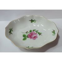 Вазочка фарфоровая фирмы Мейсен  (Meissen ) 60-е годы Германия. Размер 12 - 15.5 см. Высота 3.2 см.