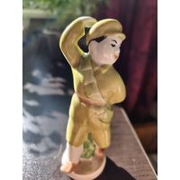 Статуэтка "Танцующий мальчик-солдат"