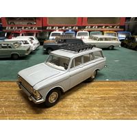 Москвич 426 с багажником в редком сером цвете. Решетка с четырьмя круглыми фарами. Пятничный вечер в синих, голубых и серых тонах.