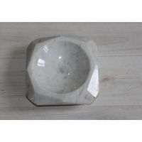 Пепельница тяжелая, из натурального камня.