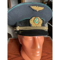 Редчайший экземпляр с вышитыми золочёной нитью эмблемой ж.д транспорта на тулье и таким же орнаментом вокруг кокарды! Не нашёл ни в одной паутине похожие-отсюда и цена!!! Думаю ,конца 50-х.