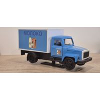ГАЗ-3307. Молоко.