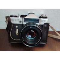 Винтажная пленочная зеркальная камера Зенит ЕТ с объективом Гелиос-44М светосильным объективом с фокусным расстоянием 58 мм и диафрагмой f/2 в родной коробке и с родным чехлом .