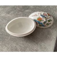 Винтажная фарфоровая шкатулка в форме яйца от Wedgwood.