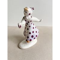 СТАТУЭТКА ФАРФОРОВАЯ "ОГНЕВУШКА - ПОСКАКУШКА. ДЕВОЧКА С ПЛАТОЧКОМ".  12*10*6 СМ. СЫСЕРТЬ. ОТЛИЧНАЯ! СМ.ФОТО И ОПИСАНИЕ.