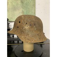 Каска шлем М42 с боевыми повреждениями