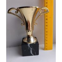 Спортивный наградной кубок Испания. Постамент из натурального мрамора с белыми прожилками