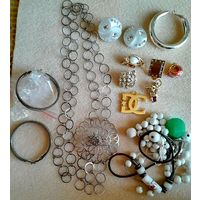 Лот бижутерии: бусы, клипсы, серьги, кулоны.