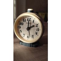 Часы будильник Янтарь, 200 лотов с 1 рубля,5 дней!