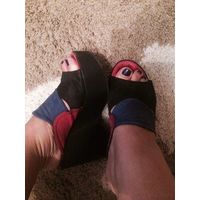 Сабо на высокой удобной платформе на 39,5-40 размер, подойдут и на полную ногу. Качественная натуральная замша, покупала дорого. Италия. Сабо просто потрясные, к сожалению, все таки мне большие.