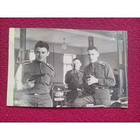 Фотография курсантов с сигнальными пистолетами