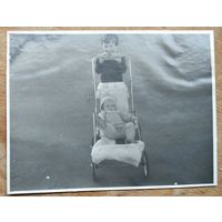 Фото с детской коляской. 1965 г. 8.5х11 см.