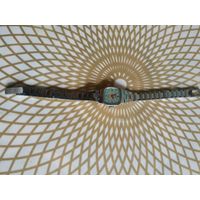 Часы наручные с браслетом ЛУЧ , 17 камней, тикают. Состояние на скане.