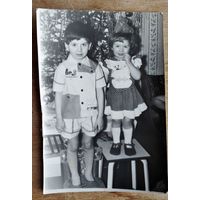 Фото детей у новогодней елки. 9х13 см.