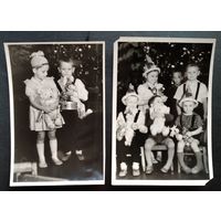 2 фото детей с игрушками у новогодней елки. 1962 г. 12х17 см.Цена за оба