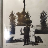 Фотография. История СССР в лицах. Офицер у памятника воинам- танкистам. Холм Славы. Львов. 1950-е.