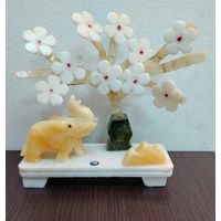 Декоративная композиция , состоящая из статуэтки слона и дерева с цветами , выполненая из натуральных камней , таких как оникс и мрамор , ручная работа .