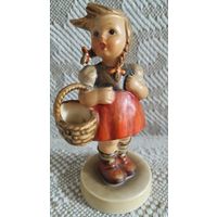 Фарфоровая статуэтка Goebel Германия Маленькая покупательница (Little Shopper), модель #96