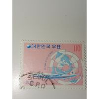 Корея 1973 год Авиапочта, изображен самолет на фоне земного шара.