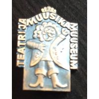 Таллинн. Музей музыки и театра. Тяжёлый металл, застёжка