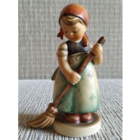 Статуэтка ''Маленькая подметальщица'' Goebel Hummel