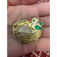 Значок детский птичка в гнезде гнездо с птицей и яйцами птичье гнездо значок