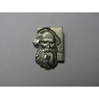 Значок с изображением Льва Николаевича Толстого .