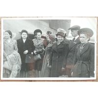 Фото членов делегации БССР на сессии ГА ООН в Нью-Йорке. В аэропорту. 1954 г. 11.5х18 см.
