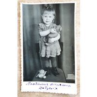 Фото девочки с игрушкой. 8х14 см.