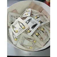 Зажимы для волос " Алеся " , по 30 копеек за комплект .