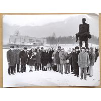 Фото работников Госкомитета по телевидению и радиовещанию БССР на экскурсии в Хатыни. 1970-е. 18х24 см