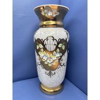 Ваза Чехословакия Богемия . Молочное стекло, позолота.