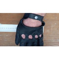 Перчатки кожаные.