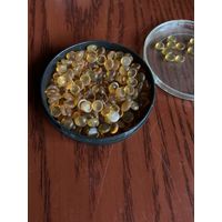 Искусственные" камушки"-а может и нет под "янтарь"-половинки! цена за баночку.