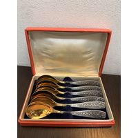 Винтажный набор мельхиоровых чайных ложек СССР в оригинальной коробке . Покрытие двухслойное серебрение и золочение .