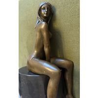 Бронзовая скульптура обнаженной женщины