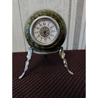 Сувенирные часы "Шар Антистресс" рабочие, камень змеевик, размеры: 9,5х9,5х15 см.