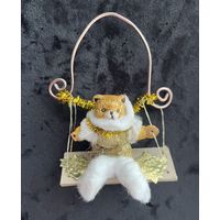 Ёлочная игрушка котик на качелях