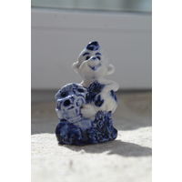 Мини статуэтка фигурка фарфоровая Гжель-"Обезьянка с цветочной корзиной"