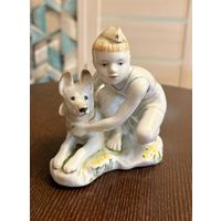 Статуэтка Фарфоровая Пограничник с собакой . ЛФЗ . В/с