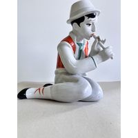 СТАТУЭТКА ФАРФОРОВАЯ "МАЛЬЧИК ГУЦУЛ ИГРАЕТ НА ДУДОЧКЕ (ФЛЕЙТЕ)". БОЛЬШАЯ - 19*17*13 СМ. ПОЛОННОЕ. СМ.ФОТО И ОПИСАНИЕ.
