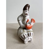 СТАТУЭТКА ФАРФОРОВАЯ " МУЖИК С ПЕТУХОМ ". 12*6*9 СМ. КЭКХЗ. КИЕВ. СМ.ФОТО, КЛЕЙМО И ОПИСАНИЕ.