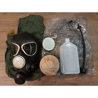 Злой противогаз ГП-7Б (маска МГУ-В, питьевая система снизу), с хранения, размер N2. В комплект входит сумка, маска, фильтр, фляга, незапотевающие стёкла, трубка фляги.