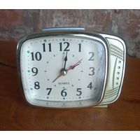 Часы, будильник.