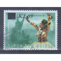 [67] Папуа Новая Гвинея 2001. Культура Океании.Танцы.Костюмы. НАДПЕЧАТКА. Гашеная марка.