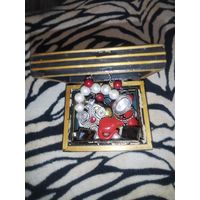 Лот шкатулка ссср, с женской бижутерией ссср.